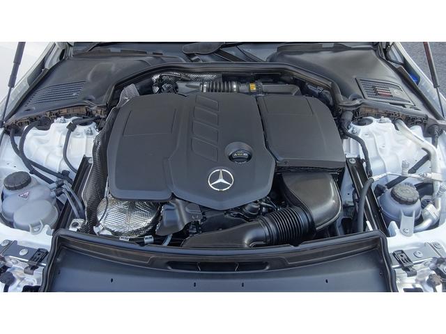 メルセデス・ベンツのボディ構造には衝撃吸収スペースをわざと確保することで万が一ぶつかった際の衝撃を瞬時に逃がします。さらにその中には頑丈なフレームがあり車内に危険物が侵入しない構造になっております。