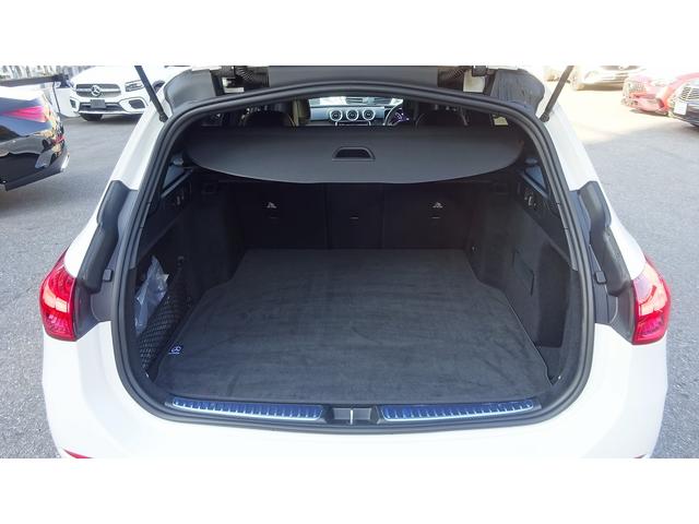 フラットなフロアと広い開口部で、積みおろしがしやすく使いやすいラゲッジルームを実現しました。後席には４０：２０：４０の分割可倒方式を採用。長尺物を積載しての４人乗車など、様々なアレンジが快適に行えます