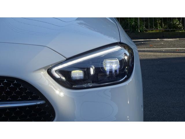 【アダプティブハイビームアシスト】フロントウインドウ上部のカメラで前方の交通状況を検知。前方に車両がいない場合はハイビームを照射し、先行車や対向車を検知するとロービームに調整。