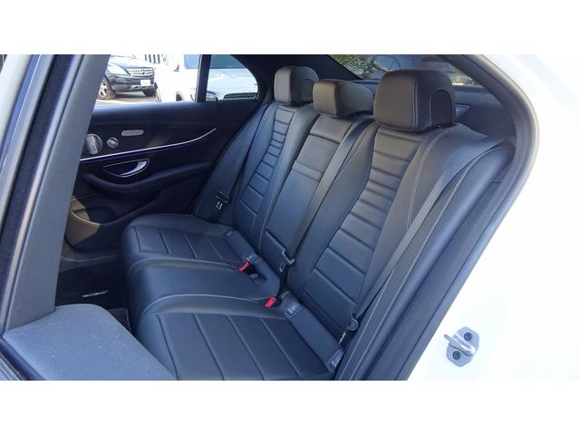 【リアシート】分割可等式のリアシートにはＩＳＯＦＩＸ対応チャイルドセーフティシート固定装置が付いており、安全にチャイルドシートを取り付けして頂けます。