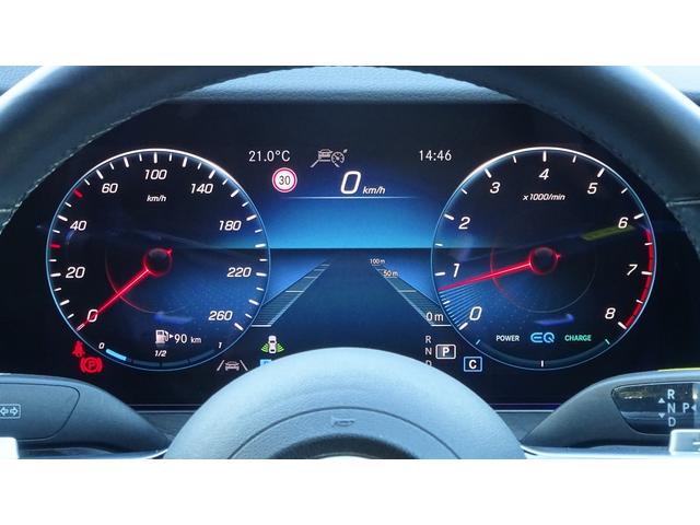 【アクティブディスタンスアシスト・ディストロニック】ステアリングに手を添えているだけで、速度コントロールとステアリングアシストで、前走車との最適な距離を維持します。