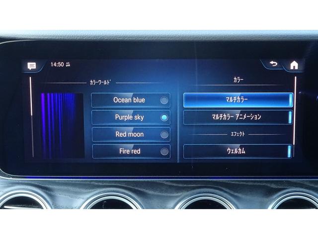 【アンビエントライト】ドア、ダッシュボード、センターコンソールなどの柔らかなＬＥＤの間接光が、室内空間を上質に彩り、ラグジュアリーな雰囲気を醸成します。照明色は６４色から選べ、明るさも調整可能。