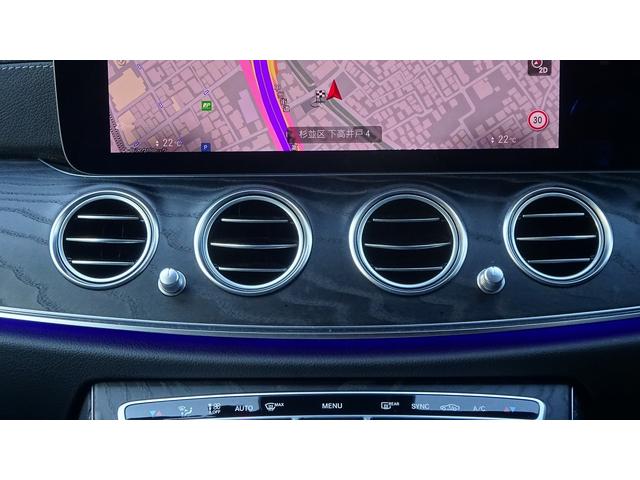 運転席、助手席で独立して温度設定が可能。室温や外気温の変化に応じて、設定に合わせた温度と風量を自動的に調整します。