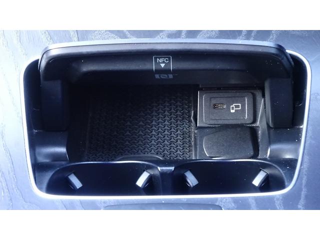【ワイヤレスチャージング】センターコンソール前方の小物入れに、Ｑｉ規格対応のスマートフォンを置いておくだけで充電が可能。移動中に手軽に充電できます。