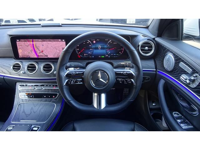 【ステアリング】視線を大きく動かすことなく、ステアリングから手を離さずにオーディオなどの主要操作や音量調整、各種設定やディスプレイ表示の切り替えなどを行って頂けます。