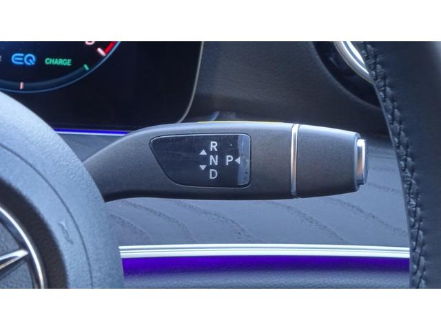 コラム式セレクタ−でシフト変更になります。ハンドルから手を離さなくてもシフトチェンジが可能です。安全のためメルセデスベンツではコラム式を採用しております。