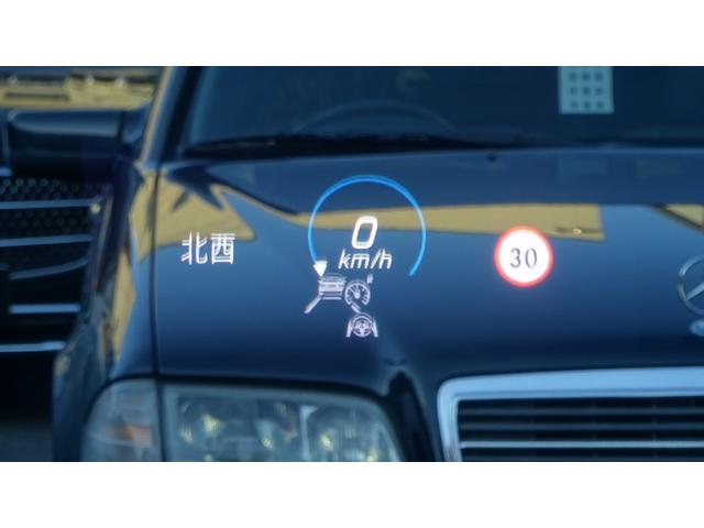 【ヘッドアップディスプレイ】前方に浮かんでいるように車速やナビゲーション、アクティブディスタンスアシスト・ディストロニックの設定内容など、運転に必要な情報が目を離さずに確認できます。