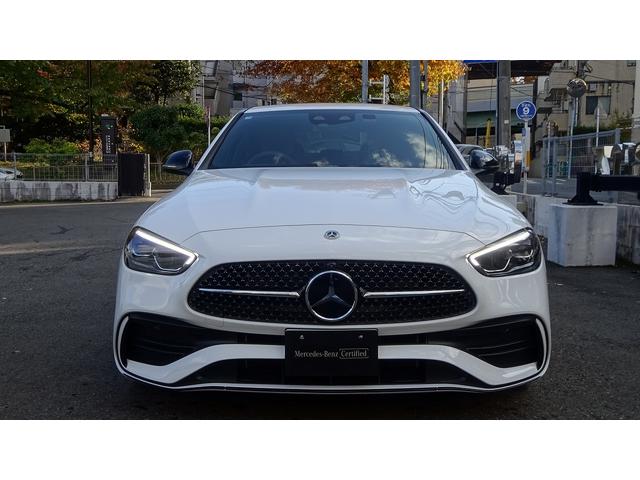 従来型でオプションアイテムだったＡＭＧラインパッケージを標準装備。スターパターングリルに加えブラックアクセントのナイトパッケージとスポーツサスペンション、スポーツシートなども備わる。