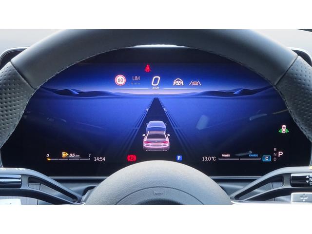 【アクティブディスタンスアシスト・ディストロニック】ステアリングに手を添えているだけで、速度コントロールとステアリングアシストで、前走車との最適な距離を維持します。