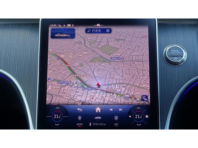 「ハイ、メルセデス」とクルマに話しかけるだけで起動。「少し暑い」「カフェに行きたい」「天気を教えて」など、普段の会話のように話しかけるだけで、エアコン設定や目的地検索などが簡単に行えます。