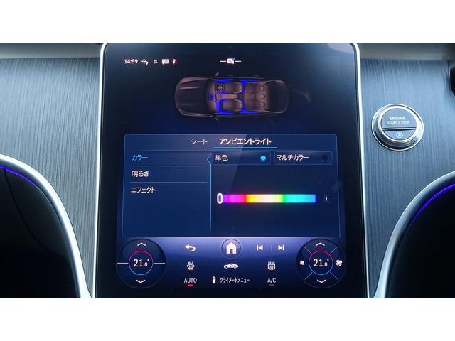 【アンビエントライト】ドア、ダッシュボード、センターコンソールなどの柔らかなＬＥＤの間接光が、室内空間を上質に彩り、ラグジュアリーな雰囲気を醸成します。照明色は６４色から選べ、明るさも調整可能。