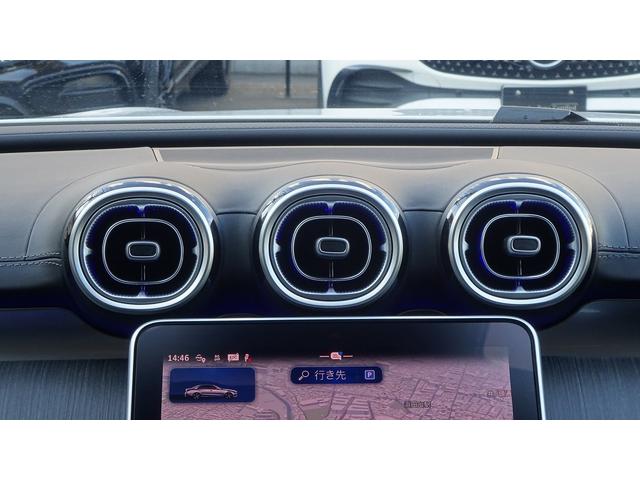 運転席、助手席で独立して温度設定が可能。室温や外気温の変化に応じて、設定に合わせた温度と風量を自動的に調整します。