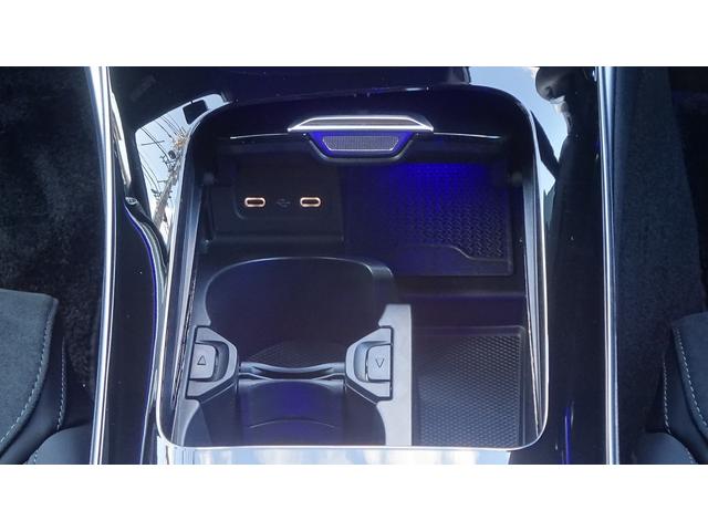 【ワイヤレスチャージング】センターコンソール前方の小物入れに、Ｑｉ規格対応のスマートフォンを置いておくだけで充電が可能。移動中に手軽に充電できます。