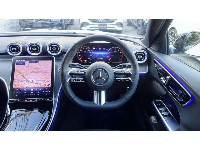 【ステアリング】視線を大きく動かすことなく、ステアリングから手を離さずにオーディオなどの主要操作や音量調整、各種設定やディスプレイ表示の切り替えなどを行って頂けます。