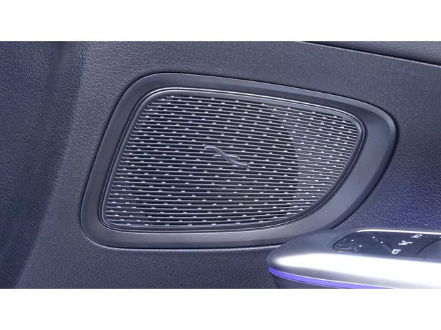 【アドバンスドサウンドシステム】各クラスのインテリア専用に開発された、高性能スピーカー＆アンプのオーディオシステム。豊かな臨場感とともに心地よいナチュラルサウンドが愉しめます。