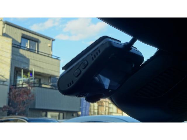 フロント・リアカメラの構成に加えサラウンドカメラ（３６０°カメラ）を組み込みました。フロント・リアの高解像度カメラに加え車両周辺・車内撮影をすることで前方・車内・後方と様々な角度からの映像記録が可能