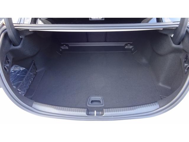 フラットなフロアと広い開口部で、積みおろしがしやすく使いやすいラゲッジルームを実現しました。後席には４０：２０：４０の分割可倒方式を採用。長尺物を積載しての４人乗車など、様々なアレンジが快適に行えます