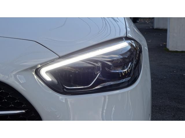 【アダプティブハイビームアシスト】フロントウインドウ上部のカメラで前方の交通状況を検知。前方に車両がいない場合はハイビームを照射し、先行車や対向車を検知するとロービームに調整。