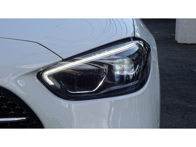 【アダプティブハイビームアシスト】フロントウインドウ上部のカメラで前方の交通状況を検知。前方に車両がいない場合はハイビームを照射し、先行車や対向車を検知するとロービームに調整。