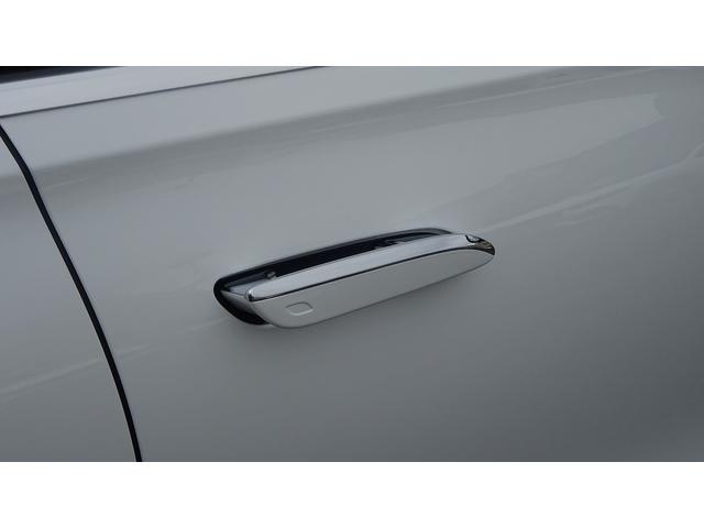 �L�[��g�ɒ������l���N���}�ɋ߂Â��h�A�n���h���ɐG���ƃ|�b�v�A�b�v���h�A�n���h�������������Ńh�A���J�����܂��B����o���Ǝ����Ŋi�[����X�^�C���b�V���ȃ��b�N�X�ƂƂ��ɗD�ꂽ��͐��\�ƐÏl���ɍv��