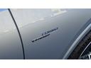 フロントフェンダー部には、電動式のターボチャージャーを搭載することを示す「ELECTRIFIED TURBO」エンブレムが装着される。