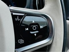 ステアリングの右側スイッチでは、オーディオのボリューム操作や車両の燃費情報を確認できます。 4