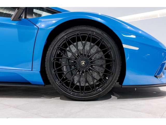 アヴェンタドール Ｓ　４ＷＤ　Ｂｌｕ　Ｎｉｌａ　認定中古車　左ハンドル　コラムＭＴモード付７ＡＴ　バックカメラ　パーキングアシスト　ＥＴＣ　電動シート　シートヒーター　アルミホイール　ＬＥＤ　横滑り防止装置　盗難防止装置（10枚目）