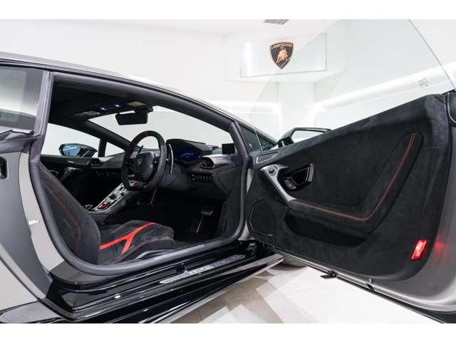 ウラカン ペルフォルマンテ　（ＬＤＦ）　４ＷＤ　右ハンドル　コラムＭＴモード付７ＡＴ　認定中古車　ドライブレコーダードライブレコーダー　ミュージックプレイヤー接続可　シートヒーター　電動シート（16枚目）