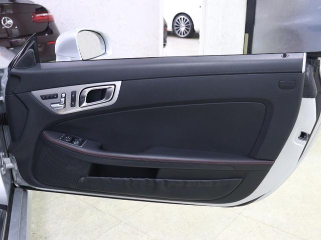 ＳＬＫ ＳＬＫ２００ブルーエフィシェンシー　ＡＭＧスポーツＰＫＧ　ＳＬＫ５５スタイルフロントフェイス　リアスポイラー　パノラミック電動バリオルーフ　ＦＯＸ製クワッドマフラー　サンリフレクティングレザー　シートヒーター　エアスカーフ　純正ナビ（16枚目）