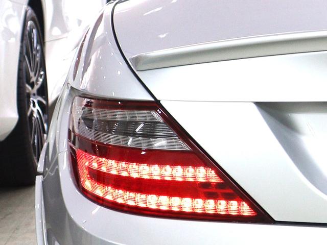 ＳＬＫ ＳＬＫ２００ブルーエフィシェンシー　ＡＭＧスポーツＰＫＧ　ＳＬＫ５５スタイルフロントフェイス　リアスポイラー　パノラミック電動バリオルーフ　ＦＯＸ製クワッドマフラー　サンリフレクティングレザー　シートヒーター　エアスカーフ　純正ナビ（46枚目）