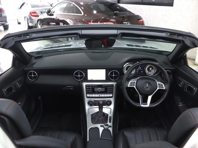ＳＬＫ ＳＬＫ２００ブルーエフィシェンシー　ＡＭＧスポーツＰＫＧ　ＳＬＫ５５スタイルフロントフェイス　リアスポイラー　パノラミック電動バリオルーフ　ＦＯＸ製クワッドマフラー　サンリフレクティングレザー　シートヒーター　エアスカーフ　純正ナビ（66枚目）