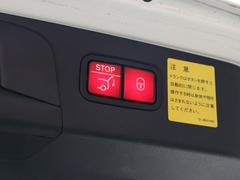 電動バックドアはボタン操作はもちろんですが、運転席のスイッチからも操作できます。 4