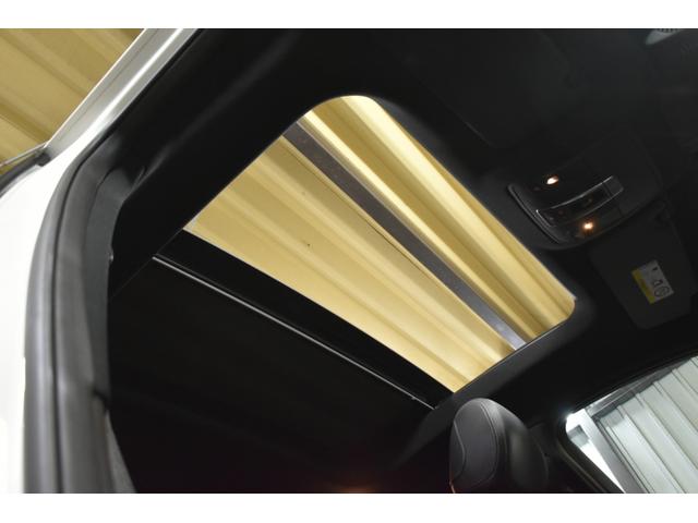 広大なガラス面積を誇る、パノラマガラススライディングルーフ装備！前席側は全開も可能です。