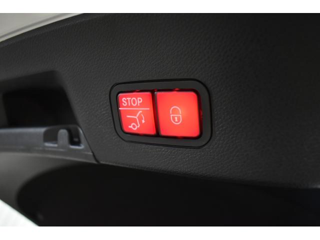 電動開閉リアゲート装備！スイッチ一つでトランクの開閉が電動にて可動。更に天井の低い車庫にも対応する為、開口の高さを任意に設定できます。