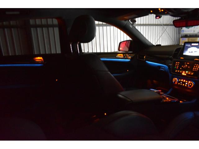 室内を彩るマルチカラー（オレンジ・ブルー・ホワイト）アンビエントライト装備！ダッシュボードトリムの下やドアトリム等に組み込まれた柔らかな間接照明が室内空間を上質に彩ります。