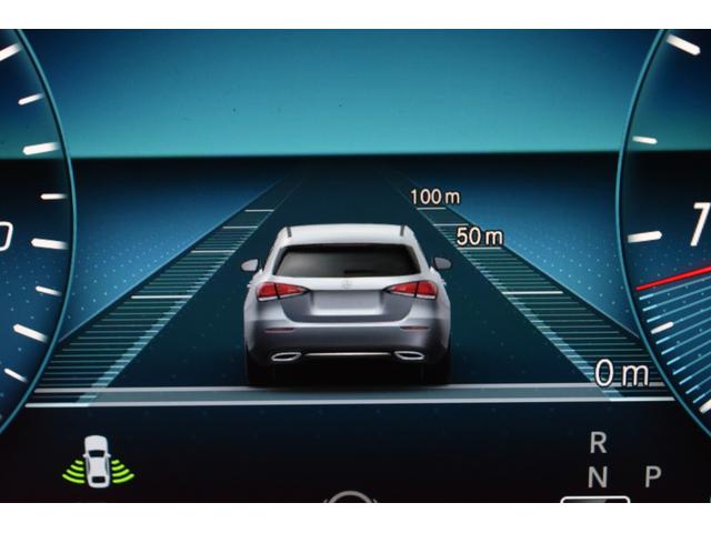 ステアリングアシスト付ディストロニック。レーダーとステレオカメラによって先行車を認識し速度に応じ車間を維持します。車線のカーブと先行車両を認識し、車間を維持しながらステアリング操作をアシストします。