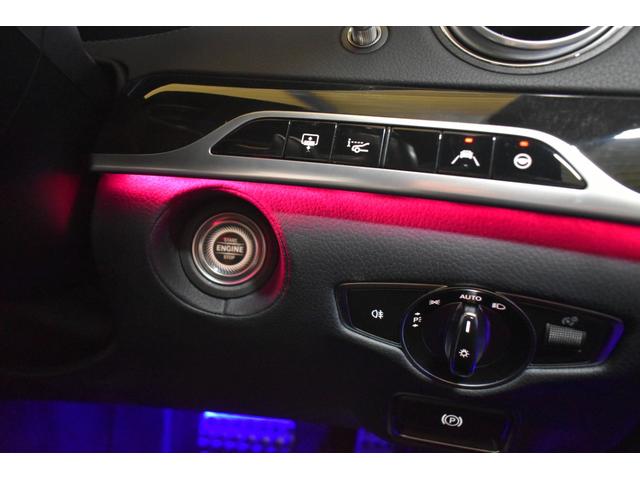 キーレスゴー搭載！キーを携帯しているだけで、ドアハンドル部分でドアロックの開閉ができ、プッシュボタンにてエンジンの始動が可能（スマートエントリ―＆スタートシステム）