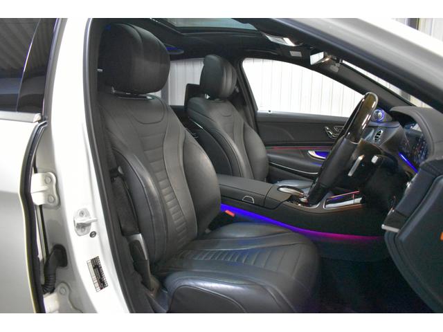 全席ヒーター／ベンチレーター付ブラックレザーシート（前席はマッサージ機能、ダイナミックシート電動ランバーサポート機能付き）３パターンまでシートポジションをメモリーできる嬉しい装備付です。