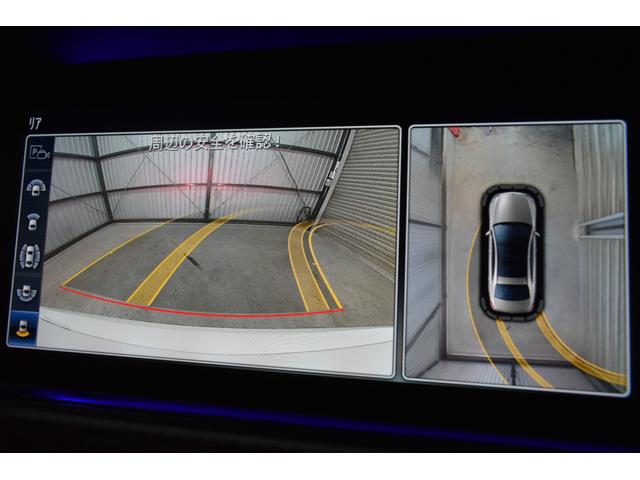 フロントグリル、左右のドアミラー、リアライセンスプレート上方に４つの広角・高解像度カメラを備え、合成処理された周囲の状況をモニターに表示し、車両周囲を俯瞰で直感的に把握できます。