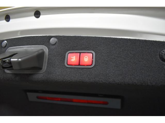 ハンズフリーアクセス（トランク電動開閉機能フットトランクオープナー）搭載！荷物等で両手がふさがっている際、リアバンパーの下側に足を近づけることで、センサーが感知し、トランクの開閉が可能。