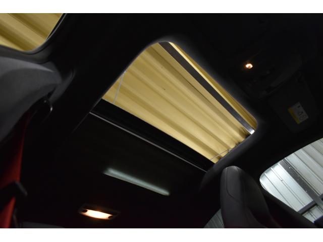 人気のオプション装備！広大なガラス面積を誇る、パノラマガラススライディングルーフ装備！前席側は全開も可能です。