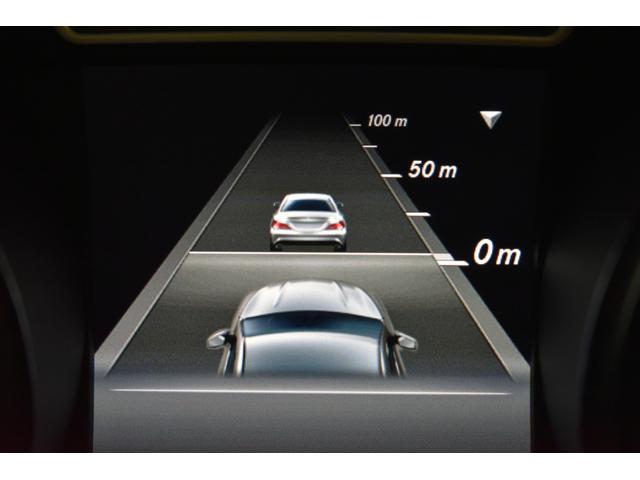 ５つのレーダーセンサーとカメラを用いた先進の安全運転支援システム！先行車との車間や速度を適切に保持するとともに、時速０ｋｍ／ｈまで減速する渋滞追従機能を備えたディストロニック・プラス搭載