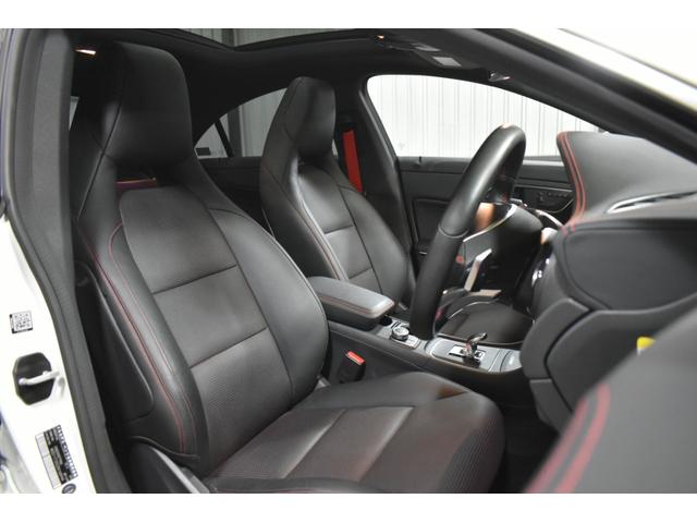 ヒーター付レッドステッチ入ブラックレザーシート　（メモリー付電動）・３パターンまでシートポジションをメモリーできる嬉しい装備です。