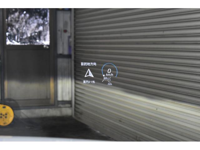 �w�b�h�A�b�v�f�B�X�v���C�@�t�����g�K���X�ɏ��𓊉e���H�ォ��ڂ𗣂����ƂȂ��^�]�ɕK�v�ȏ����m�F�ł��܂��B�\���ʒu����e�́A�D�݂ɍ��킹�ăJ�X�^�}�C�Y�\�Ŗ��邳�������������Ă���܂��B