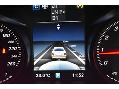 ステアリングアシスト付ディストロニック・プラス。２種類のレーダーによって先行車を認識し速度に応じ車間を維持します。車線のカーブと先行車両を認識し、車間を維持しながらステアリング操作をアシストします。 7