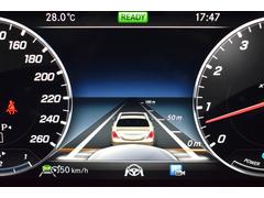 ディスタンスパイロット機能！先行車を認識し速度に応じ車間を維持します。車線のカーブと先行車両を、車線が不明瞭な道ではガードレールなどを認識し、車間を維持しながらステアリング操作をアシストします。 7