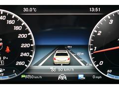 ディスタンスパイロット機能！先行車を認識し速度に応じ車間を維持します。車線のカーブと先行車両を、車線が不明瞭な道ではガードレールなどを認識し、車間を維持しながらステアリング操作をアシストします。 6