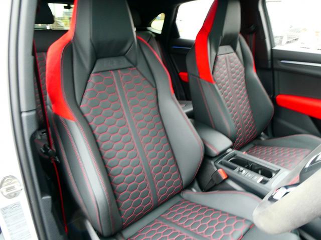 ＲＳ Ｑ３ スポーツバック ベースグレード　ＳＯＮＯＳサウンドシステム・ブラックスタイリングパッケージ・ＲＳデザインパッケージエクステンデッドレッド／Ｓスポーツシート・ＲＳダンピングコントロールサスペンション（7枚目）