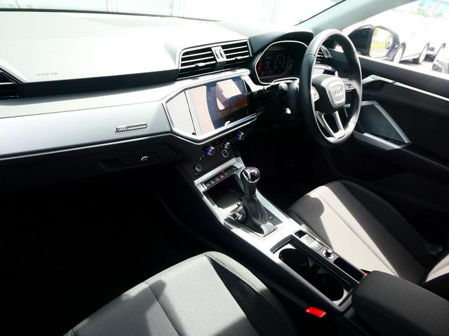 Ｑ３スポーツバック ３５ＴＦＳＩ　コンビニアシスタンスパッケージ　３本スポークステアリングパドルシフト付　スマートフォンインターフェイス　ＴＶチューナー（12枚目）