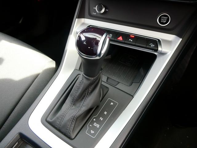 Ｑ３スポーツバック ３５ＴＦＳＩ　コンビニアシスタンスパッケージ　３本スポークステアリングパドルシフト付　スマートフォンインターフェイス　ＴＶチューナー（22枚目）